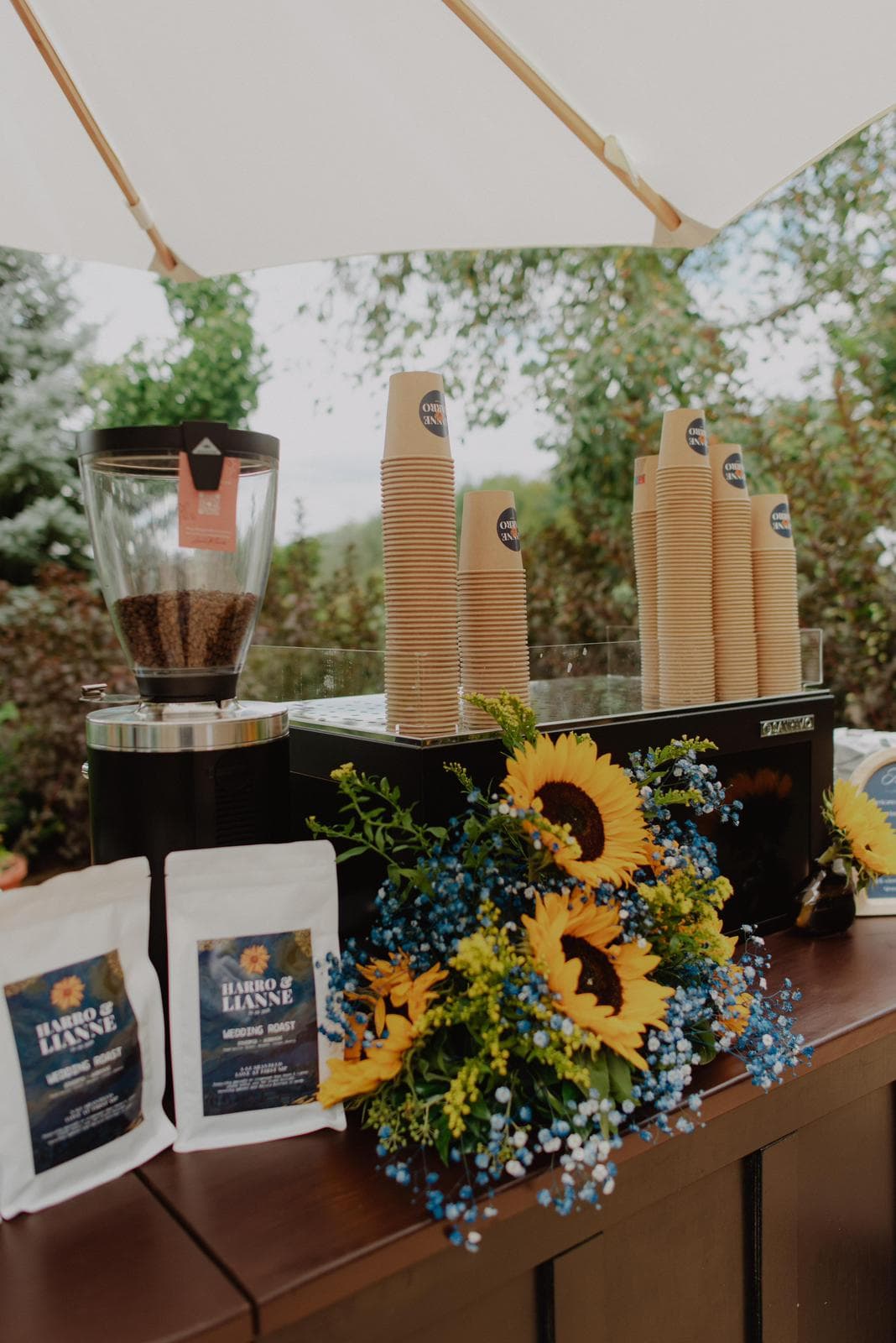 Koffiebar versierd met zonnebloemen