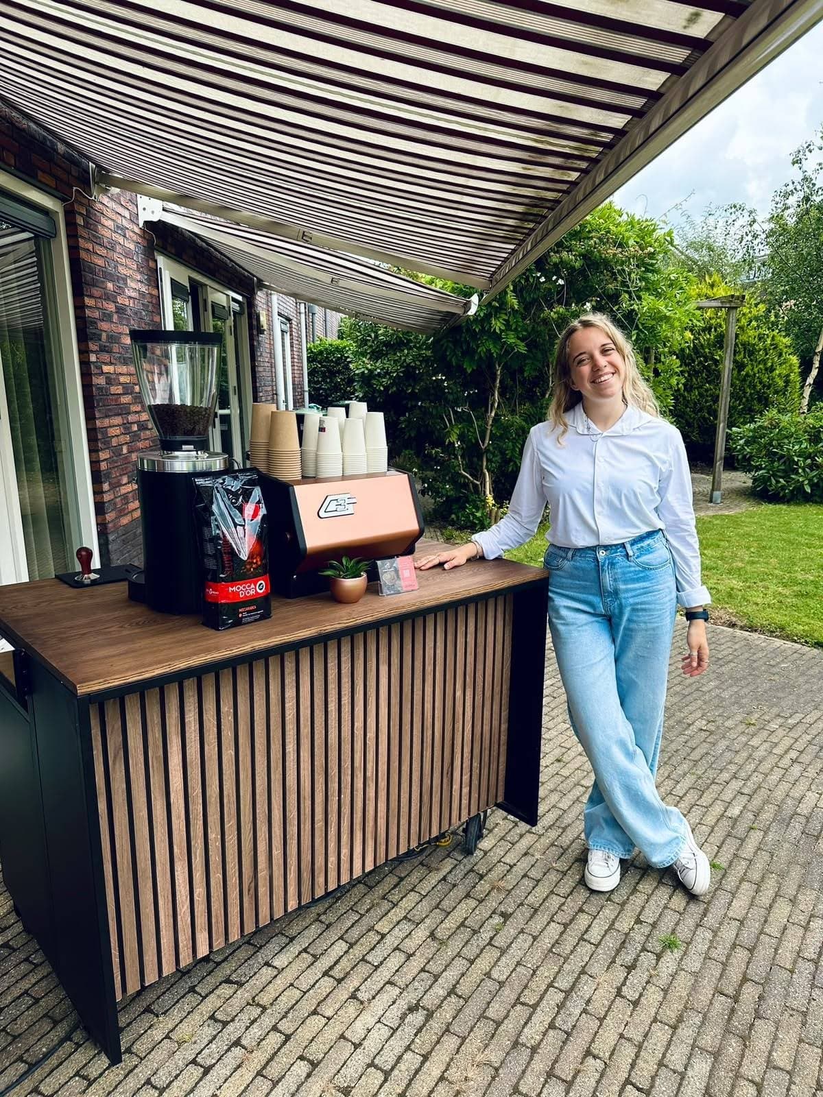 Lianne naast Bar 1 met de rosé La Marzocco GS3