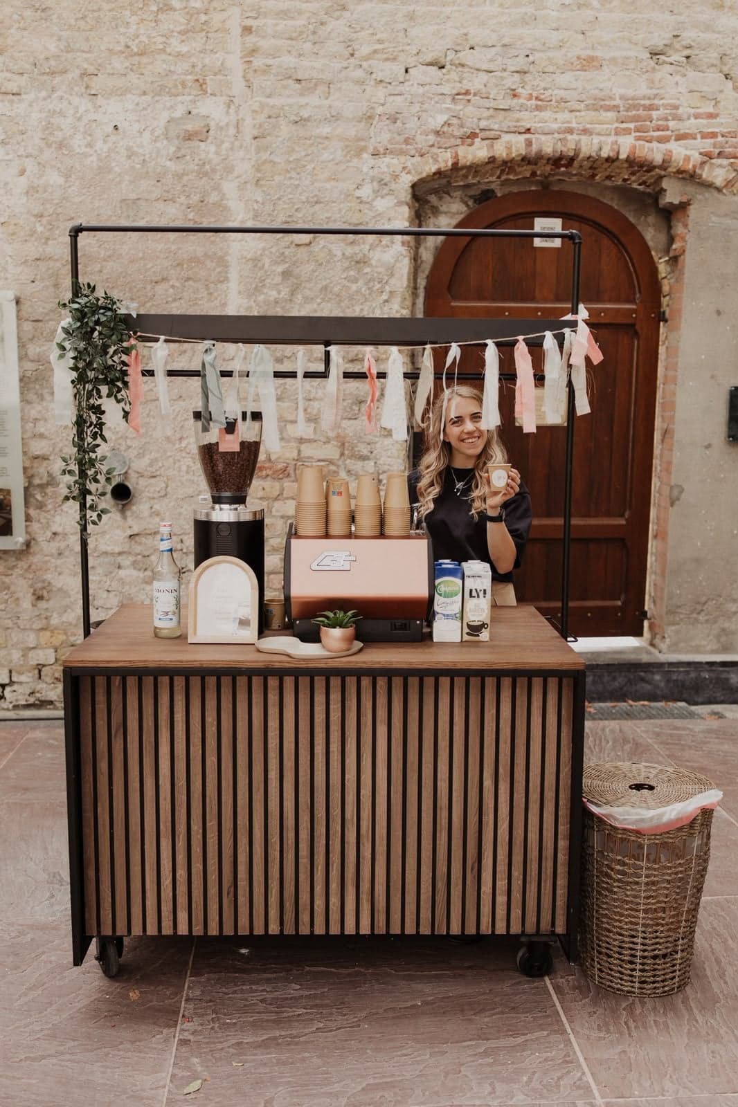 Lianne achter Bar 1 met de rosé La Marzocco GS3