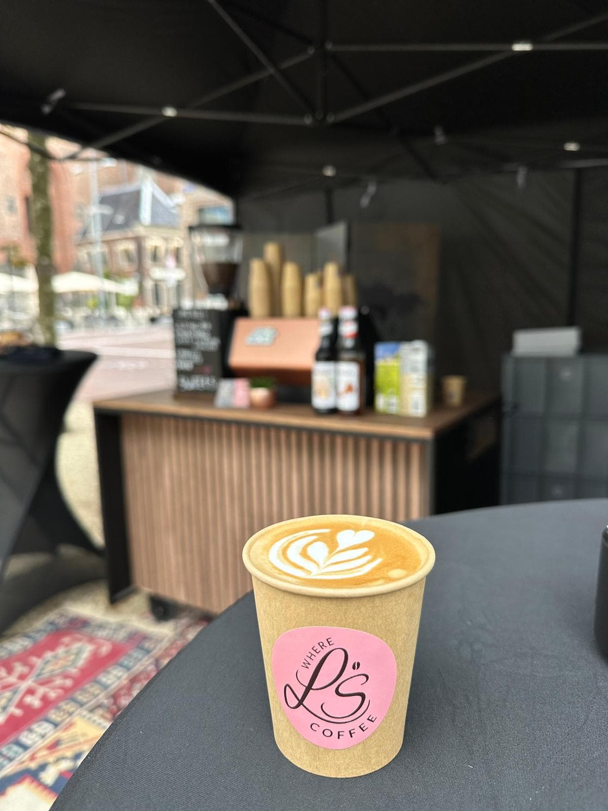 L'S Coffee branded beker met latte art