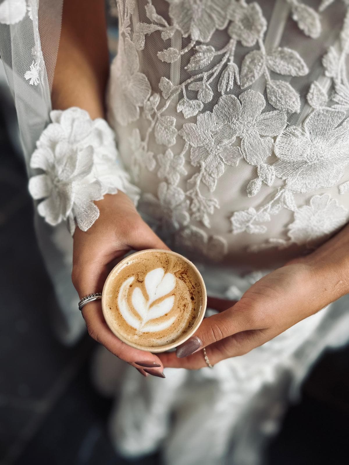 Bruid met latte art koffie