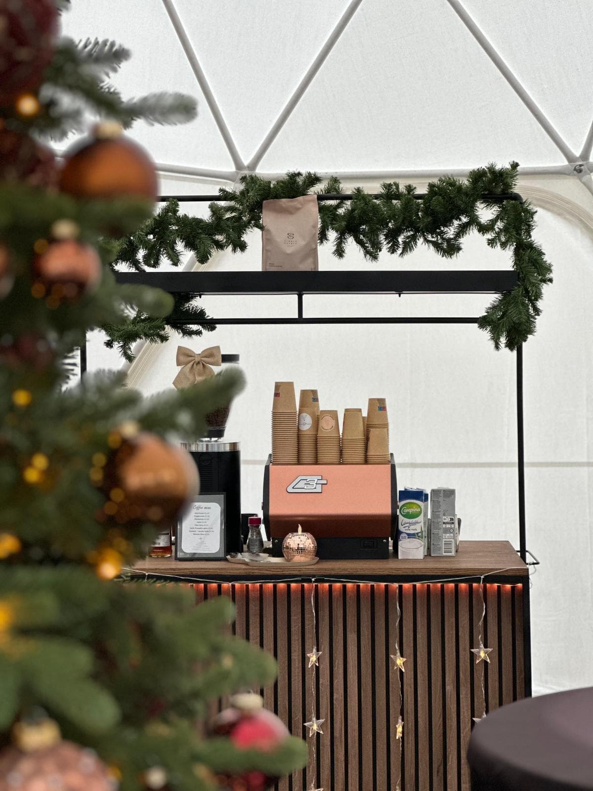 Koffiebar met kerstdecoratie