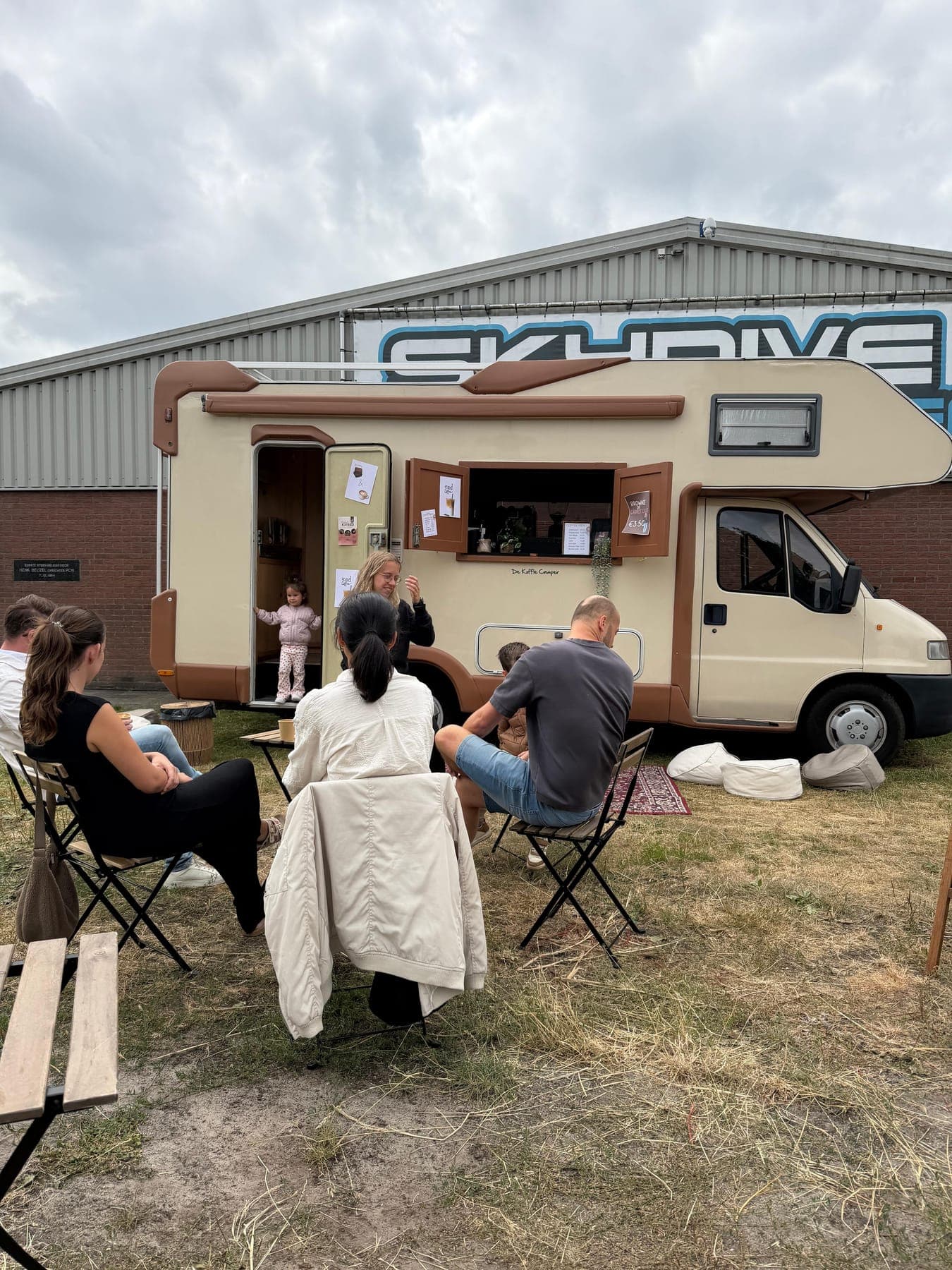 Gasten aan tafel bij De Koffie Camper