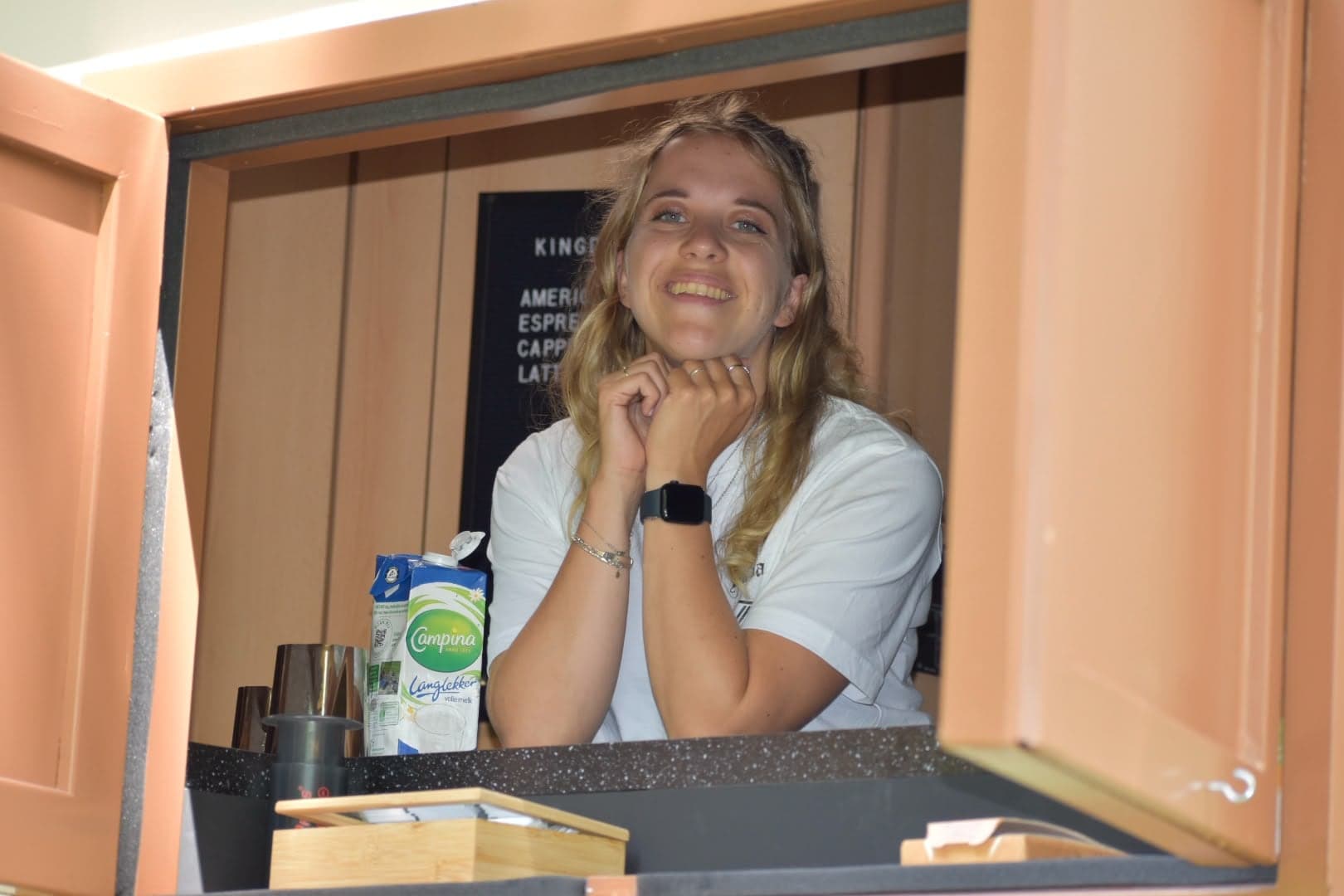 Lianne in het luik van De Koffie Camper