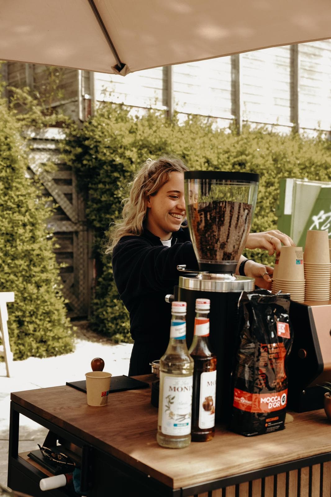 Lianne maakt koffie op een buitenlocatie